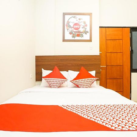 Super Oyo Capital O 449 The Colins Hotel Keputih Bagian luar foto
