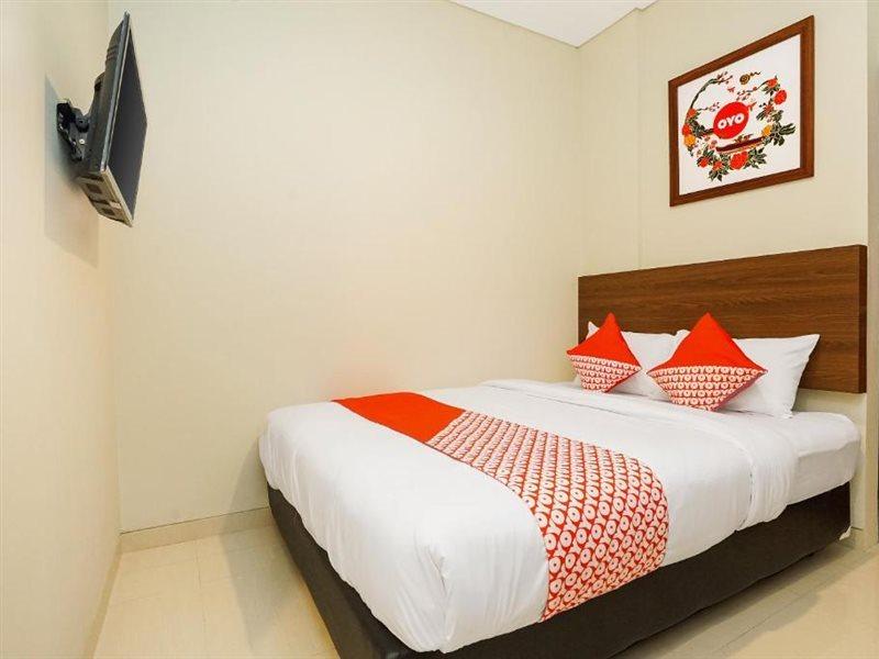 Super Oyo Capital O 449 The Colins Hotel Keputih Bagian luar foto