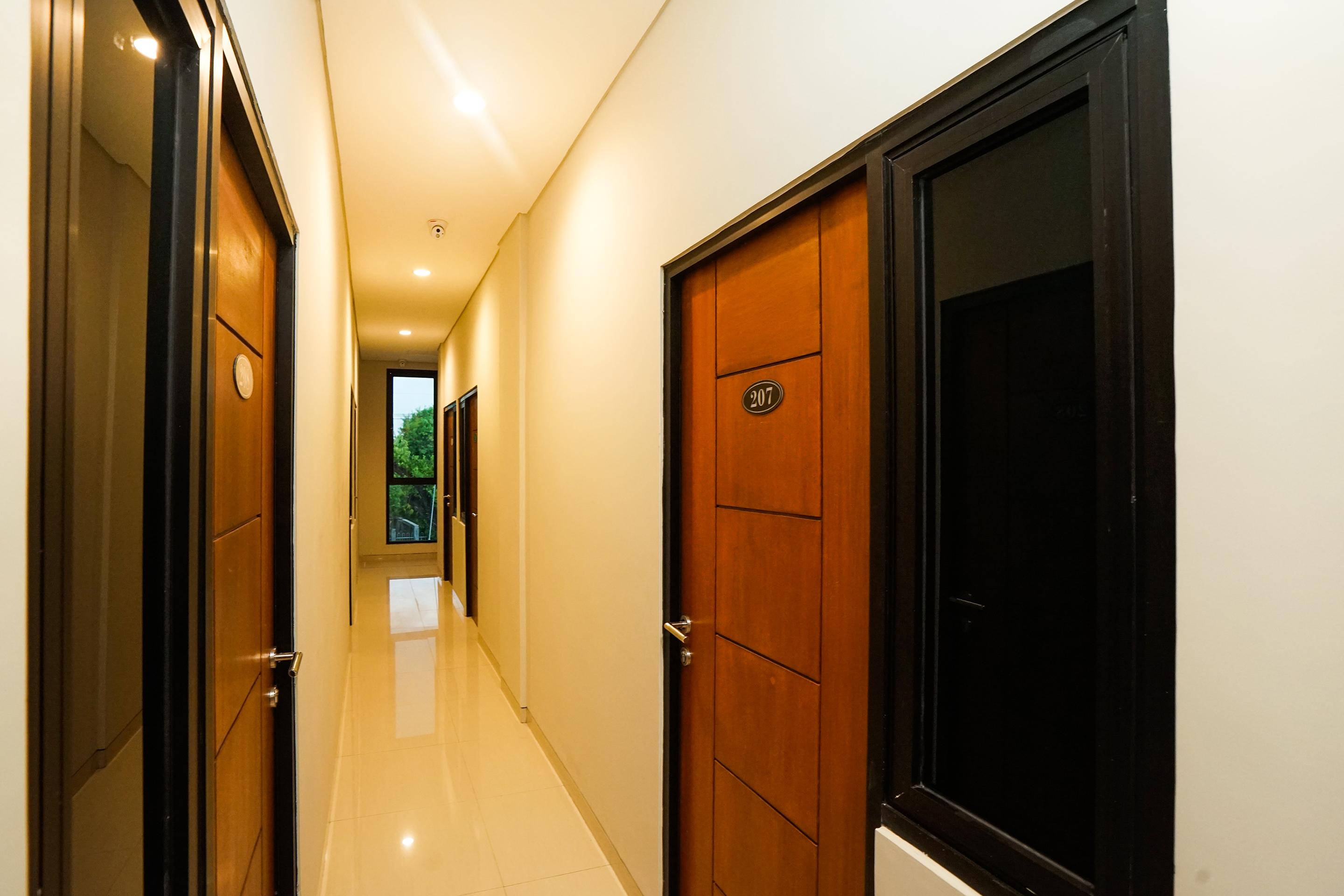 Super Oyo Capital O 449 The Colins Hotel Keputih Bagian luar foto