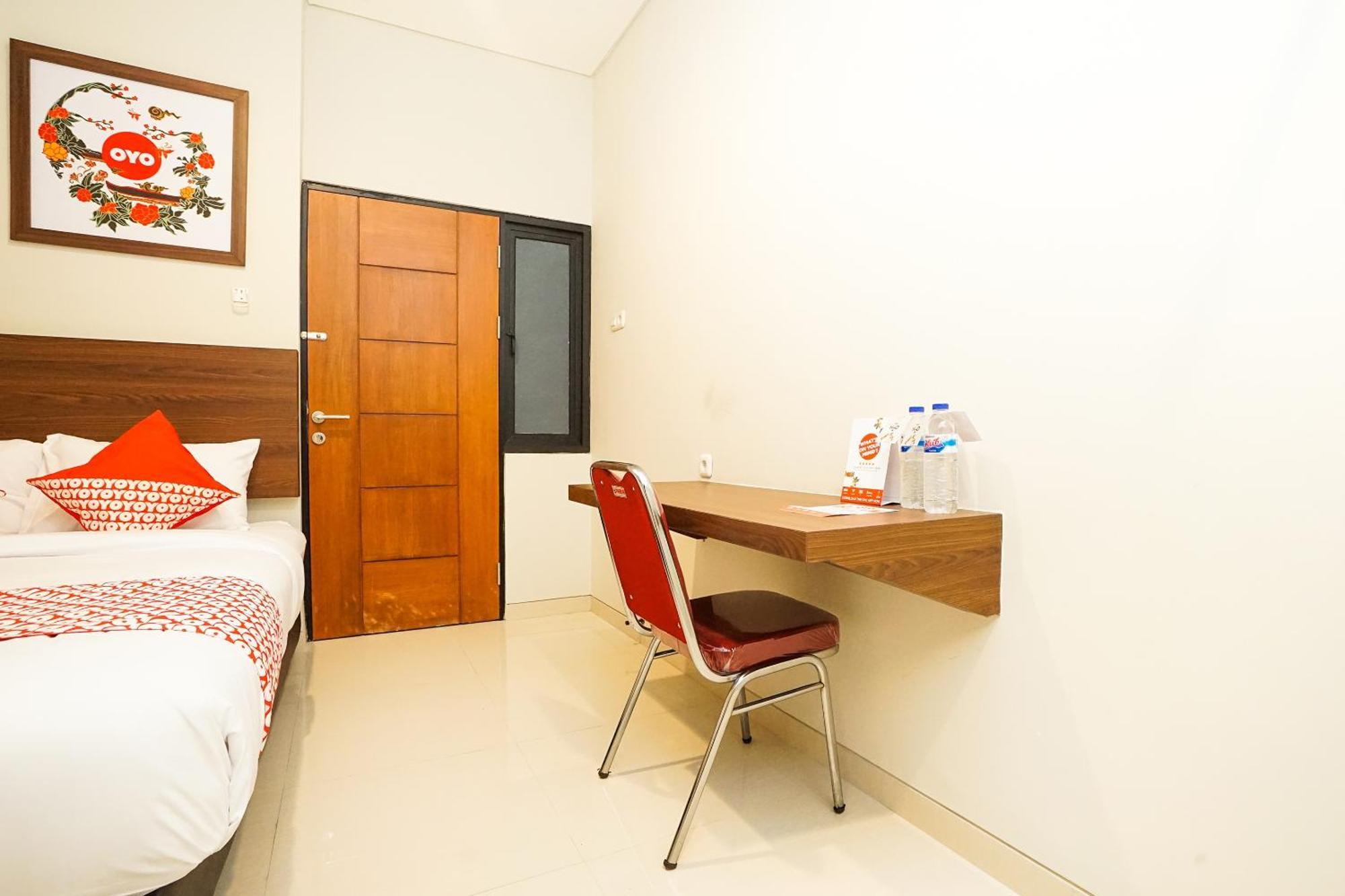 Super Oyo Capital O 449 The Colins Hotel Keputih Bagian luar foto