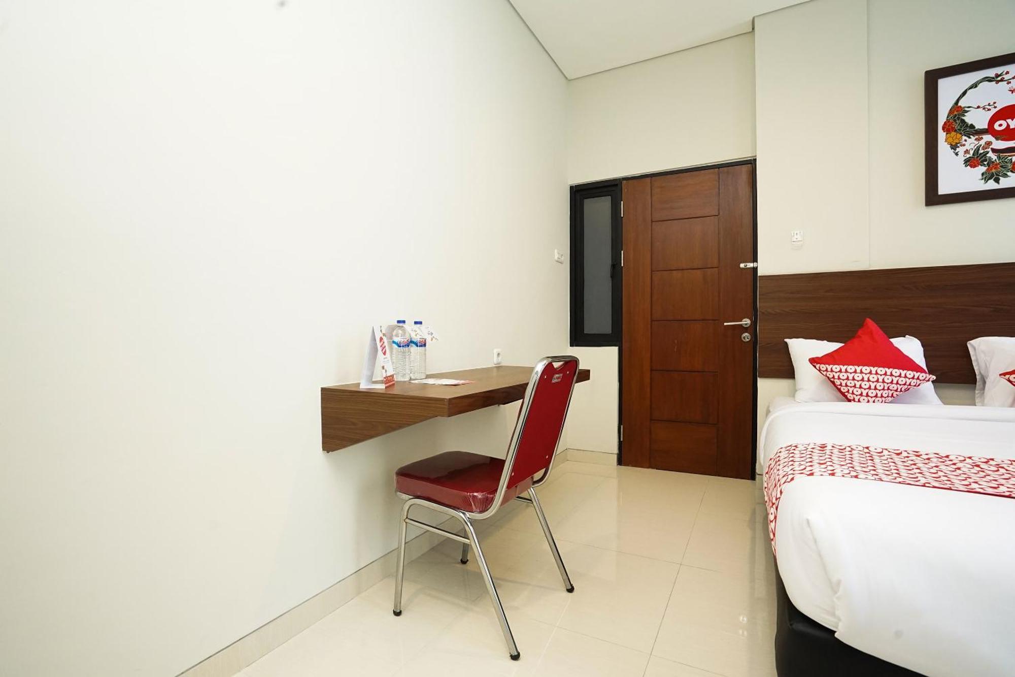 Super Oyo Capital O 449 The Colins Hotel Keputih Bagian luar foto