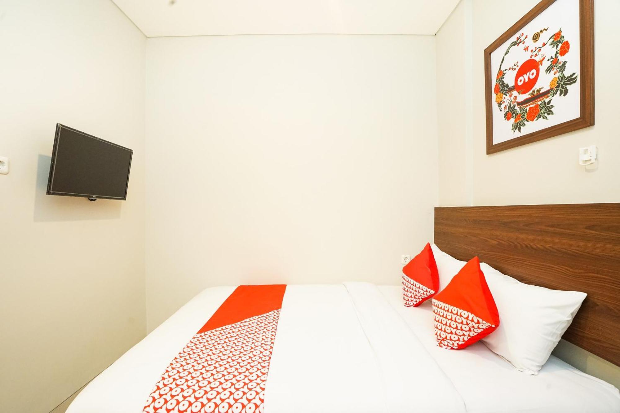 Super Oyo Capital O 449 The Colins Hotel Keputih Bagian luar foto