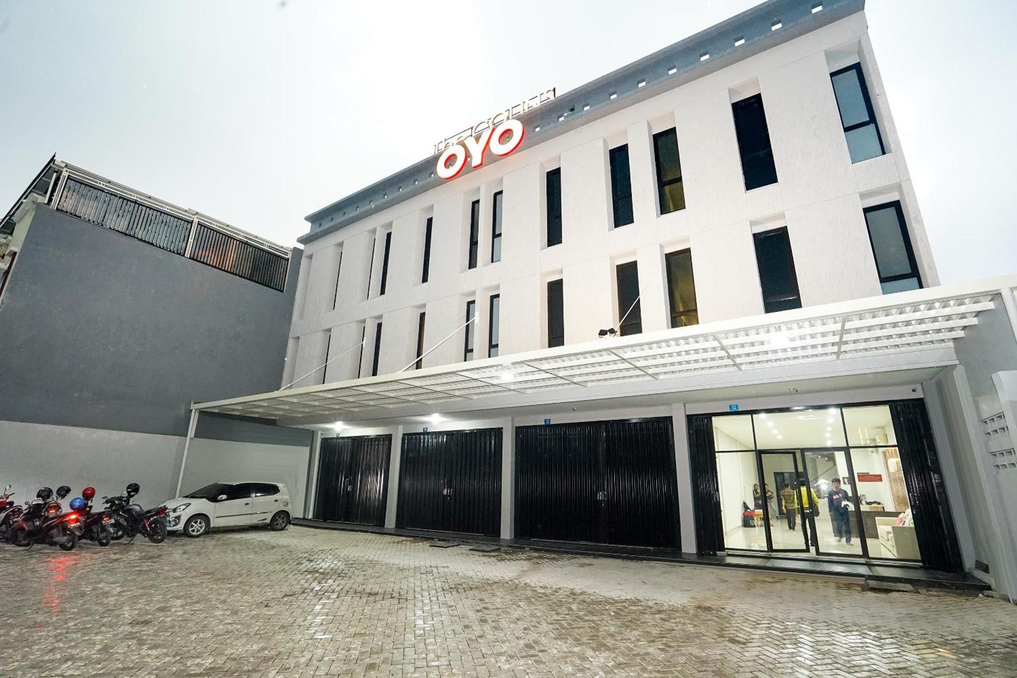 Super Oyo Capital O 449 The Colins Hotel Keputih Bagian luar foto