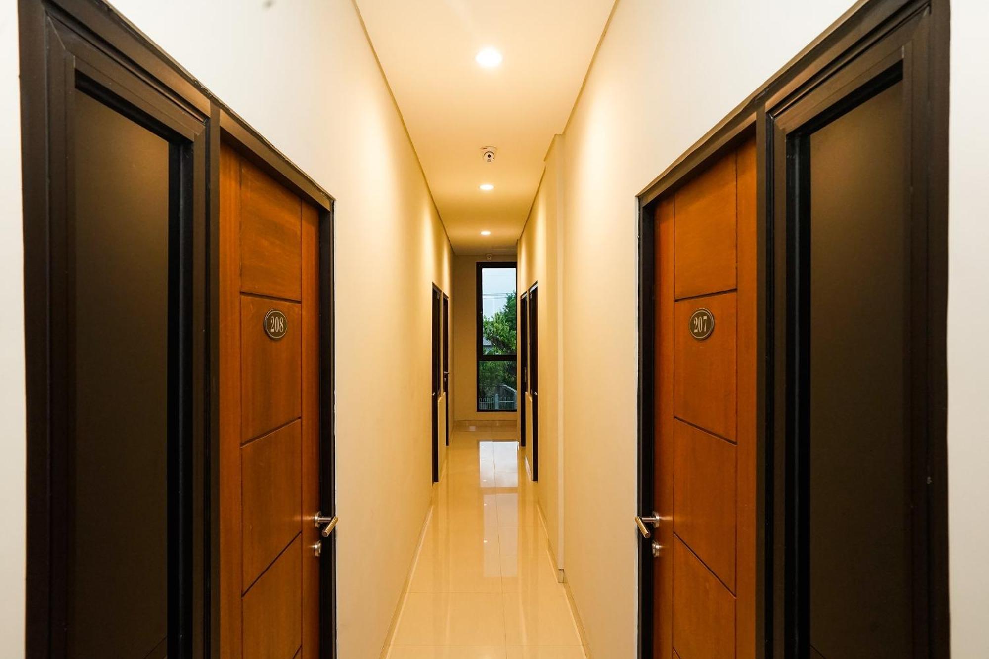 Super Oyo Capital O 449 The Colins Hotel Keputih Bagian luar foto