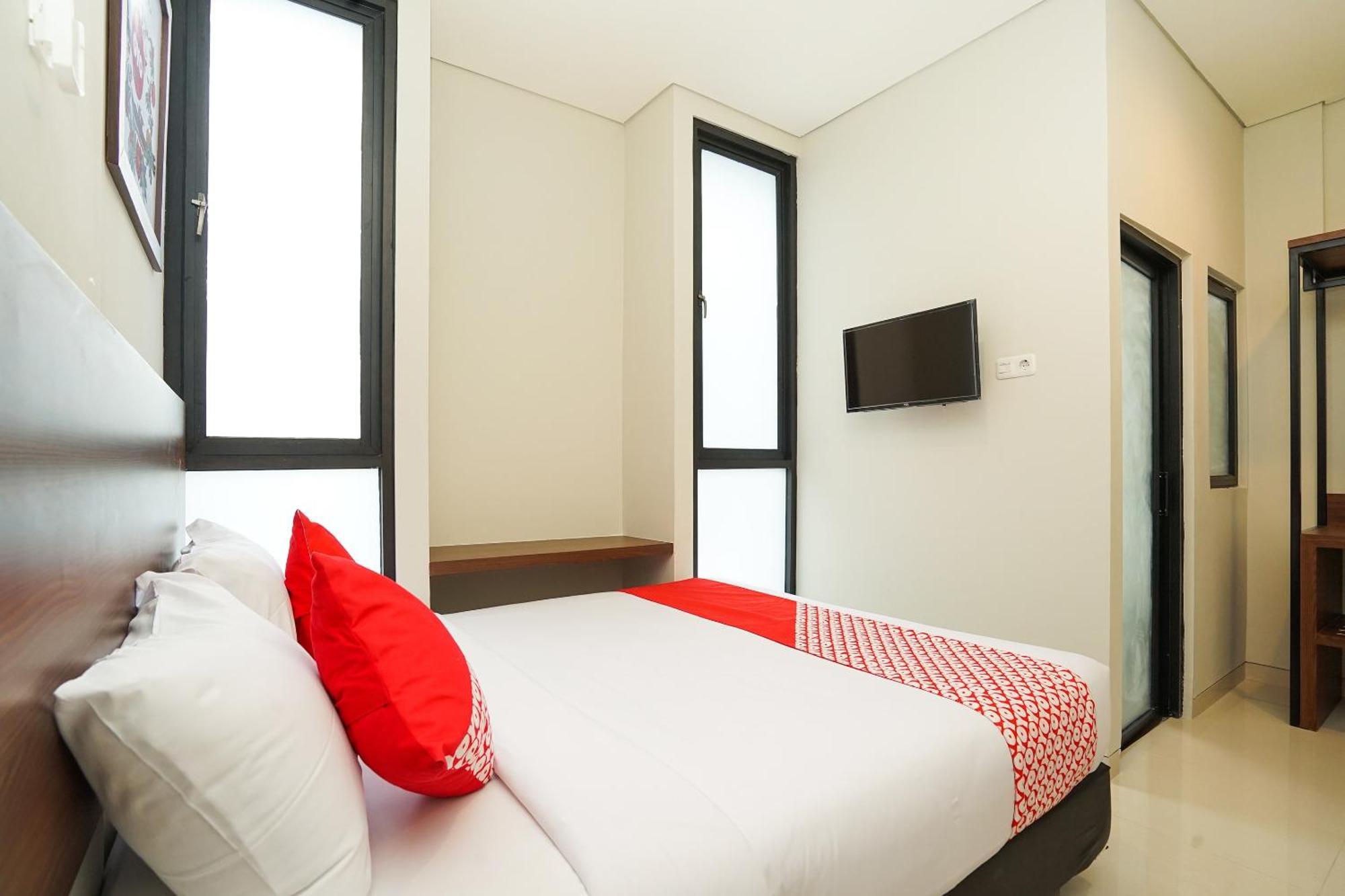 Super Oyo Capital O 449 The Colins Hotel Keputih Bagian luar foto