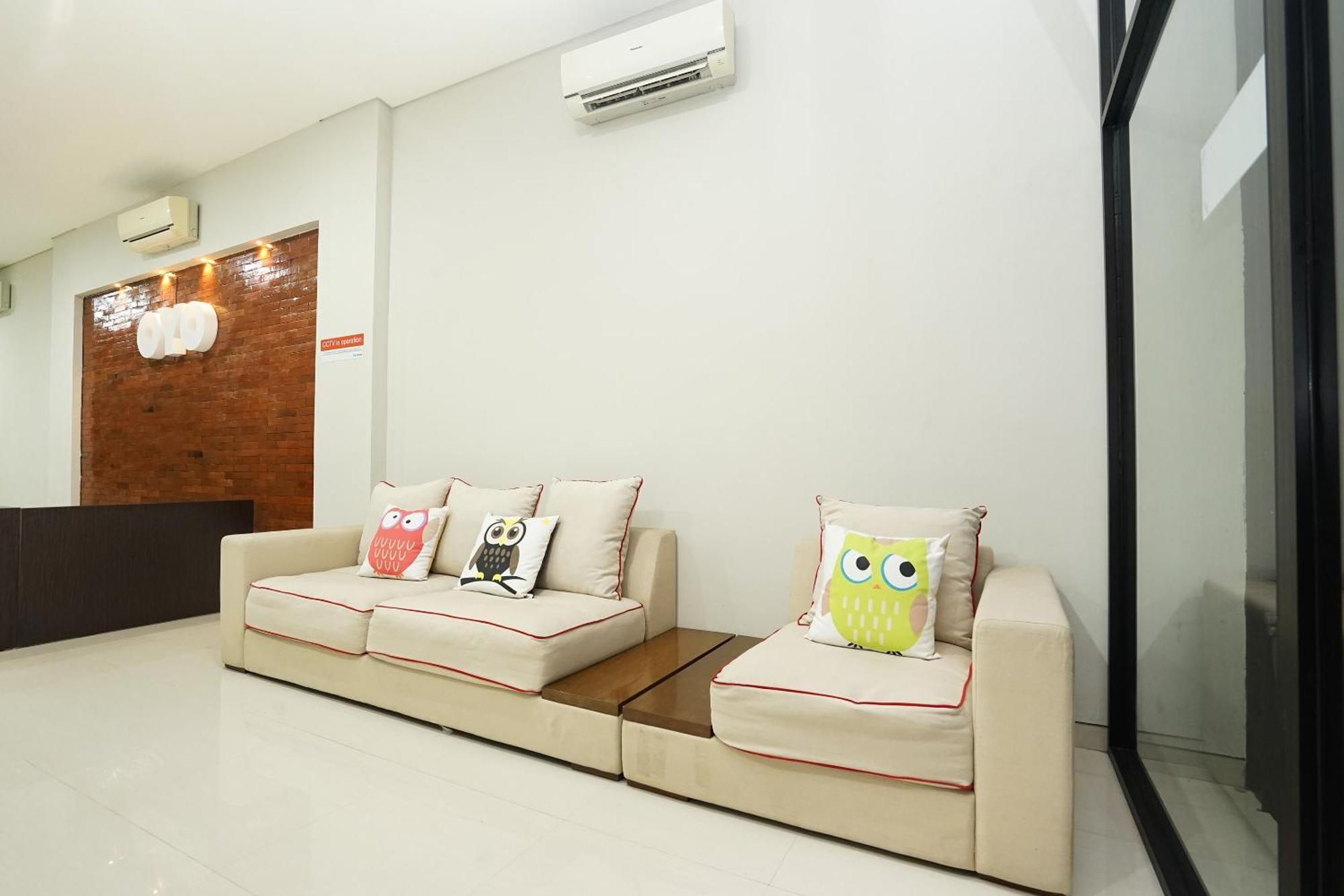 Super Oyo Capital O 449 The Colins Hotel Keputih Bagian luar foto